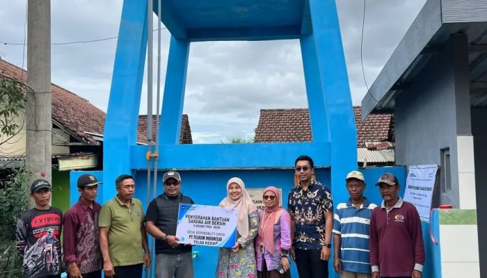 Telkom Kediri Serahkan Bantuan Sarana Air Bersih untuk Warga Desa Besowo Timur