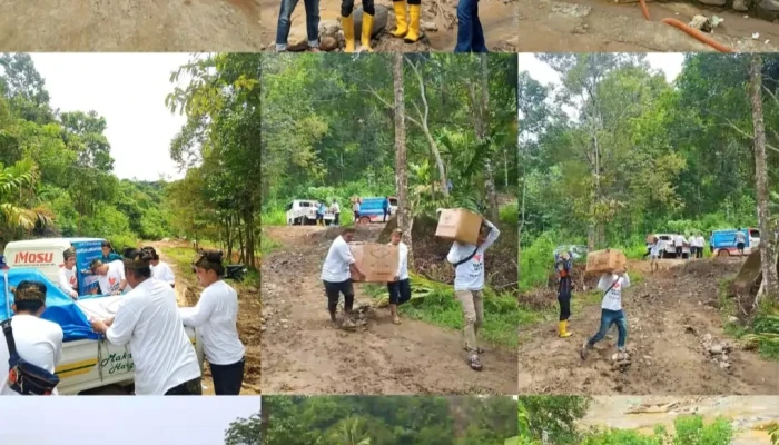Tak Bisa Dilalui Tim Armada Gajah Muda Nusantara (GMN) Kota Pekanbaru, Sayap PSI ini Tetap Salurkan Bantuan ke Lokasi Bencana
