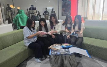 Dari Rajutan ke Industri Kreatif, Cara Universitas Ciputra Surabaya Menyiapkan Desainer Fashion Indonesia yang Tidak Hanya Konsumtif.