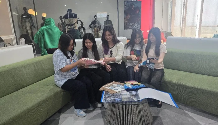 Dari Rajutan ke Industri Kreatif, Cara Universitas Ciputra Surabaya Menyiapkan Desainer Fashion Indonesia yang Tidak Hanya Konsumtif.