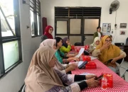 Kreativitas Digital untuk UMKM: PKK dan UMKM Tenggilis Mejoyo Belajar Canva Bersama Akademisi UPN Veteran Jawa Timur