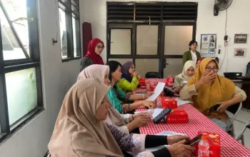 Kreativitas Digital untuk UMKM: PKK dan UMKM Tenggilis Mejoyo Belajar Canva Bersama Akademisi UPN Veteran Jawa Timur