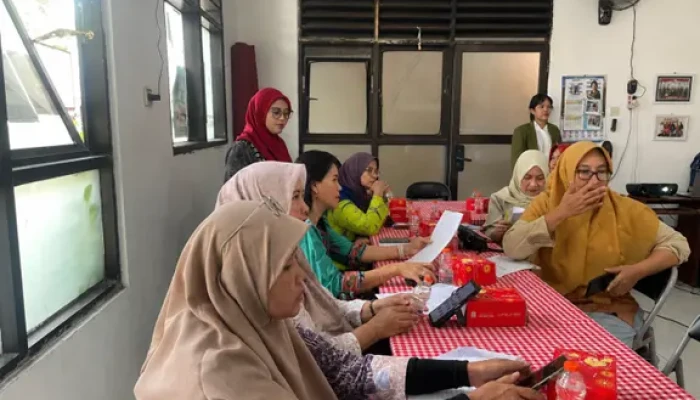 Kreativitas Digital untuk UMKM: PKK dan UMKM Tenggilis Mejoyo Belajar Canva Bersama Akademisi UPN Veteran Jawa Timur