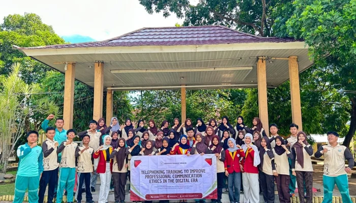 Membangun Keterampilan Komunikasi Profesional Siswa Melalui Pelatihan Telephoning di SMAN 1 Gedong Tataan