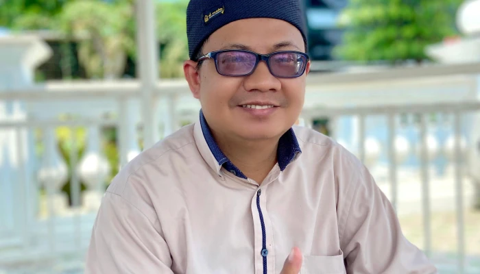 Profil ADAM NURUL HUSSEIN, S.Pd., Gr.: Guru di Sukabumi, Terapis Pijat Saraf, dan Terapis Ruqyah Syariyyah yang Mengedepankan Pendekatan Edukatif, Profesional, dan Islami
