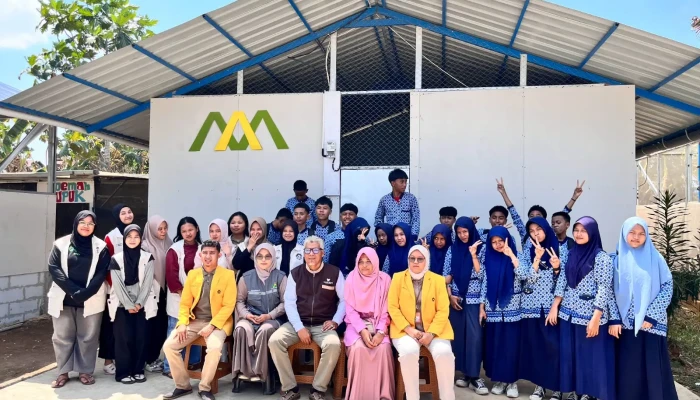 Siswa SMP Belajar IPA dan Kewirausahaan melalui Laboratorium Alam Usaha Jamur di Gowa, Sulawesi Selatan