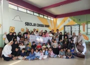Dosen Arsitektur UNM Revitalisasi Dinding Kelas Menjadi Media Pembelajaran Edukatif