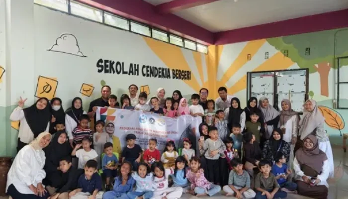 Dosen Arsitektur UNM Revitalisasi Dinding Kelas Menjadi Media Pembelajaran Edukatif