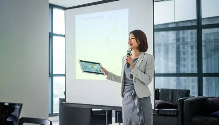 Diktator Bernama ‘Public Speaking’: Diskriminasi Baru di Balik Tuntutan Karisma