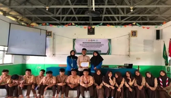 Mahasiswa Biologi Universitas Pamulang Serang Gelar Pelatihan Pembuatan Pestisida Nabati di MA Darul Irfan