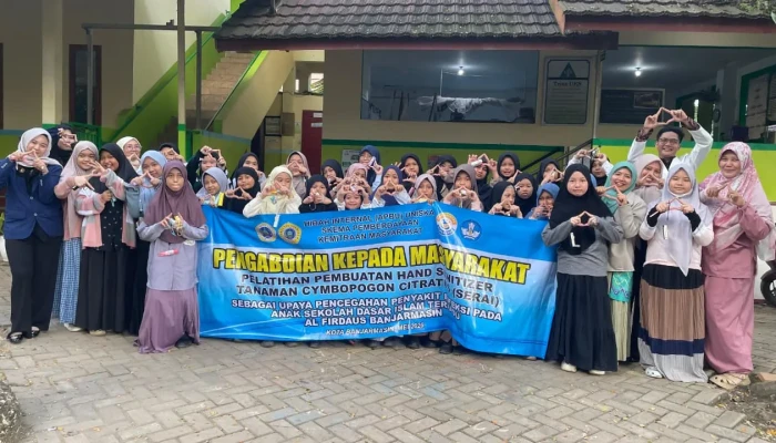 Dosen Farmasi Uniska Latih Siswa SDIT Al Firdaus Banjarmasin Buat Hand Sanitizer dari Serai